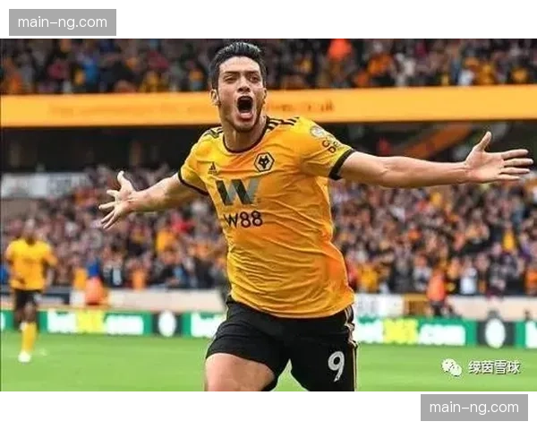 西汉姆联四球大胜狼队 边路传中战术与定位球威胁双重奏效