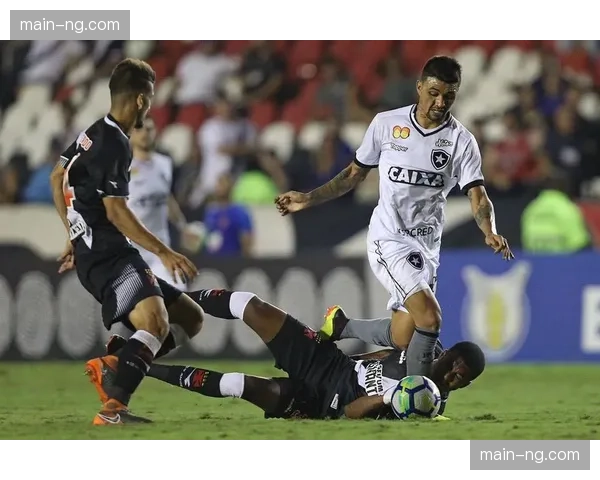 维尼修斯-西尔维斯特雷防守稳定性 福塔莱萨后防线指挥体系复盘